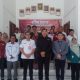 Pemkab Sukamara bersama perangkat desa dan lembaga keuangan usai berdiskusi dalam kegiatan Pasca Inkubasi Desa EKI di Sungai Bundung. (Foto Istimewa)
