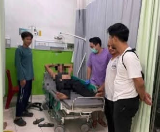 Korban serangan senjata tajam di Desa Pudak, Kecamatan Awayan, Balangan, sedang mendapatkan perawatan di Puskesmas setempat, Minggu (12/10/2025).