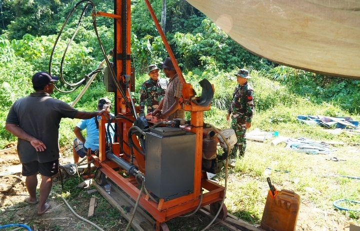 Anggota Satgas TMMD Kodim 1022/Tanah Bumbu bersama warga Desa Mantewe bekerja menggali sumur bor dalam program TNI Manunggal Air Bersih (TMAB), Senin (13/10/2025).