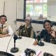 Duta Genre Tanah Laut berbicara sebagai narasumber di siaran radio TALA Menyapa tentang pembinaan generasi muda menuju Indonesia Emas 2045.