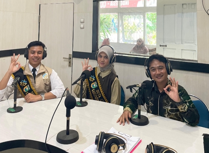 Duta Genre Tanah Laut berbicara sebagai narasumber di siaran radio TALA Menyapa tentang pembinaan generasi muda menuju Indonesia Emas 2045.