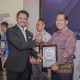 Direktur Pemasaran Pusat dan Niaga Pertamina Patra Niaga, Alimuddin Baso, menerima penghargaan dari INACA pada HUT ke-55 di Jakarta. (Foto: Dok. Pertamina)