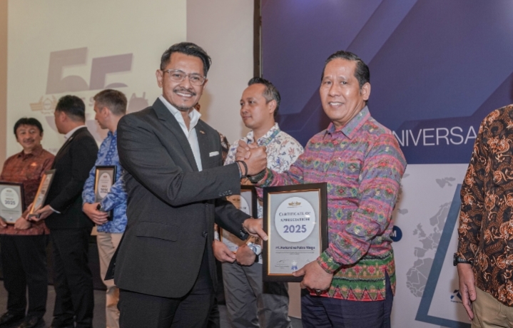 Direktur Pemasaran Pusat dan Niaga Pertamina Patra Niaga, Alimuddin Baso, menerima penghargaan dari INACA pada HUT ke-55 di Jakarta. (Foto: Dok. Pertamina)