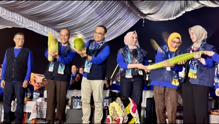 Wakil Bupati Kotabaru Syairi Mukhlis mengalungkan tanda penghargaan kepada peserta Pertida SBH ke-IX di Kotabaru, Rabu malam (15/10/2025). (Foto: dok. Diskominfo Kotabaru)
