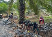 Di Tengah Terik Matahari, Sinergi TNI dan Warga Desa Rejosari Jadi Kekuatan TMMD ke-126