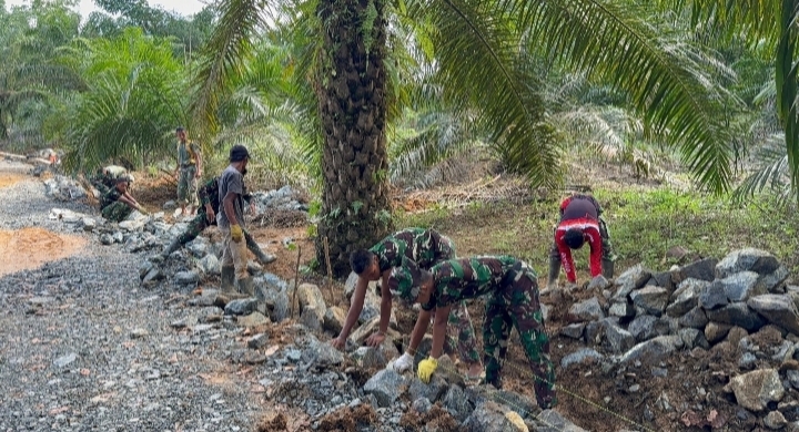 Prajurit Satgas TMMD Kodim 1022/Tanah Bumbu dan warga Desa Rejosari bekerja bersama di bawah terik matahari, wujud nyata kemanunggalan TNI dengan rakyat. (Foto dok. pendim)