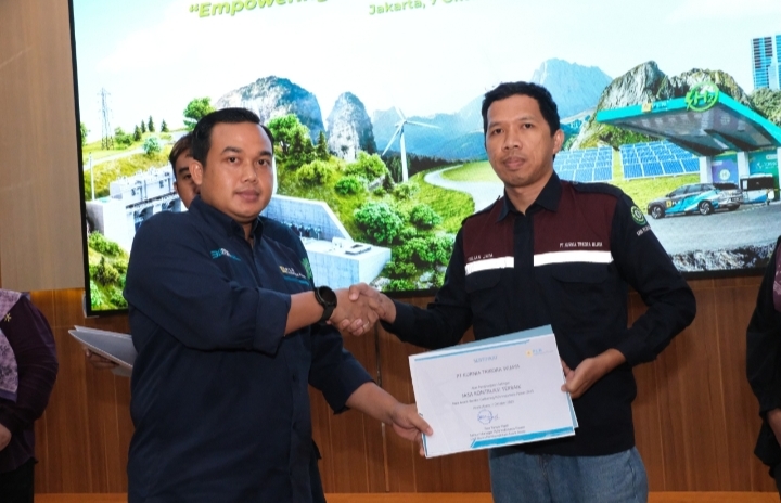Perwakilan PLN Indonesia Power UBP Asam Asam menyerahkan piagam penghargaan kepada vendor terbaik dalam acara Energy Business Forum 2025 di Asam Asam.