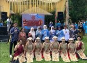 Kepala Dinas Pendidikan dan Kebudayaan Provinsi Kalimantan Selatan, Galuh Tantri Narindra, berbaur bersama warga saat pembukaan kegiatan Merepah Sahaja Budaya Meratus di kawasan wisata Graha Wisata Amandit, Loksado, Kabupaten Hulu Sungai Selatan, Kamis (16/10/2025).