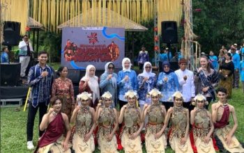 Kepala Dinas Pendidikan dan Kebudayaan Provinsi Kalimantan Selatan, Galuh Tantri Narindra, berbaur bersama warga saat pembukaan kegiatan Merepah Sahaja Budaya Meratus di kawasan wisata Graha Wisata Amandit, Loksado, Kabupaten Hulu Sungai Selatan, Kamis (16/10/2025).