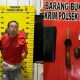 Diduga pelaku kasus narkotika diamankan di Polsek Kintap bersama barang bukti sabu dan sejumlah barang pribadi hasil penindakan di Tanah Laut, Kalimantan Selatan.
