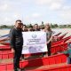 Bupati Kutai Kartanegara Aulia Rahman Basri berdialog dengan nelayan saat menyerahkan bantuan pakan ikan dan perahu di Kota Bangun.