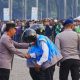 Kapolri Listyo Sigit Prabowo berjabat tangan dengan perwakilan ojek online pada Apel Ojol Kamtibmas di Monas, Jakarta.