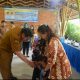 Wakil Bupati Pulang Pisau Ahmad Jayadikarta berinteraksi dengan anak-anak dalam kegiatan penurunan stunting di Desa Buntoi.