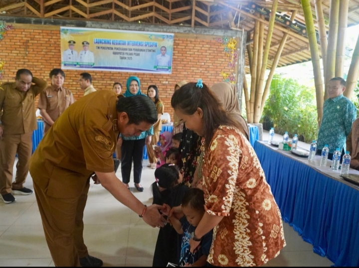 Wakil Bupati Pulang Pisau Ahmad Jayadikarta berinteraksi dengan anak-anak dalam kegiatan penurunan stunting di Desa Buntoi.
