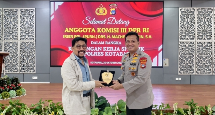 Machfud Arifin menyerahkan plakat kepada Kapolres Kotabaru saat kunjungan kerja Komisi III DPR RI di Polres Kotabaru.