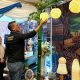 Kepala Disparpora Kotabaru meninjau stan pameran Festival Akrab 2025 bersama Ketua Gekraf Kotabaru.