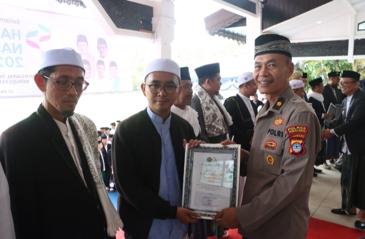 Kompol Slamet Hari Wahyudi dari Polres Tabalong menyerahkan piagam penghargaan kepada perwakilan pondok pesantren pada upacara Hari Santri Nasional 2025 di Pendopo Bersinar Tabalong.