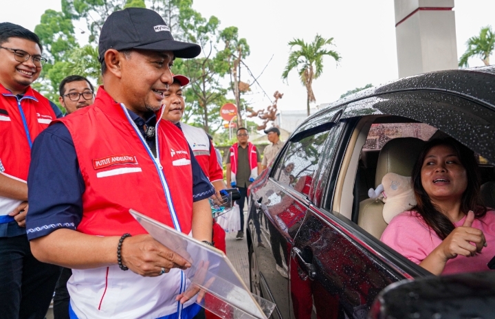 Putut Andriatno memeriksa pelayanan dan kualitas BBM di SPBU Ciater Serpong saat kegiatan Pantau Bareng SPBU.