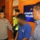 Tersangka pria berinisial M alias C diborgol dan dijaga polisi di kantor kepolisian Bantul.