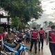 Petugas Sat Samapta Polres Tabalong berbincang dengan pedagang di Pasar Tanjung saat patroli dialogis menjaga kamtibmas.