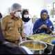 Wabup Kulon Progo Ambar Purwoko memeriksa dapur SPPG Polda DIY guna memastikan makanan bergizi gratis aman dan sesuai standar gizi anak sekolah.
