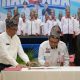 Kepala Biro PBJ Setda Provinsi Kalsel, Rahmaddin, menandatangani berita acara pelantikan pengurus DPW IFPI Kalsel Periode 2025–2030 pada Rakorda UKPBJ di Banjarbaru, Rabu (15/10/2025). (Foto: Dok. Pemprov Kalsel)