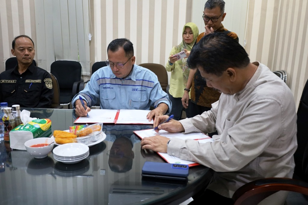 Sekda Kutai Kartanegara Dr. H. Sunggono menandatangani perjanjian sewa aset daerah dengan PT Khotai Makmur Insan Abadi di Tenggarong Seberang.