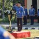 Pj Sekda Banjar H. Ikhwansyah berdiri di podium saat memimpin Apel Hari Kesadaran Nasional di Kantor BPBD Banjar.