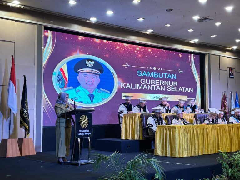Staf Ahli Gubernur Kalsel Bidang Kemasyarakatan dan SDM, Mursyidah Aminy, menyampaikan ucapan selamat kepada wisudawan Universitas Cahaya Bangsa pada wisuda ke-19 di Banjarmasin, Selasa (14/10/2025).