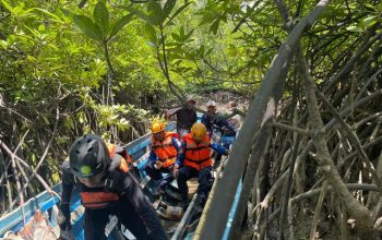Tim SAR Balikpapan menggunakan perahu karet menyusuri Sungai Kariangau dalam operasi pencarian warga yang hilang.