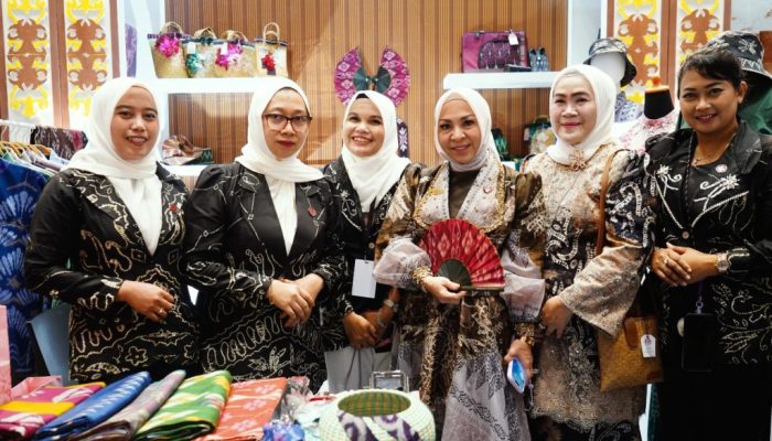 Tanah Bumbu Angkat Wastra dan Kriya Lokal ke Pentas Internasional Lewat INACRAFT 2025