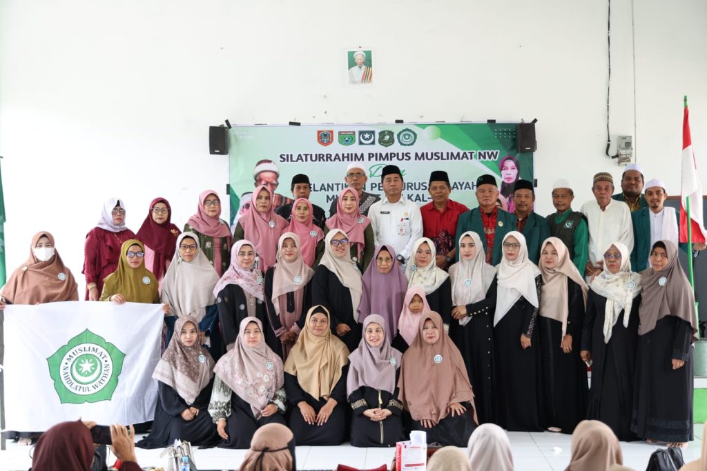 Staf Ahli Bidang Pemerintahan, Hukum, dan Politik Pemkab Tanah Bumbu, H. Yamani, mewakili Bupati H. Andi Rudi Latif saat menghadiri pelantikan Pengurus Wilayah Muslimat NW Kalimantan Selatan di MTs Darul Ishlah NW, Angsana, Minggu (5/10/2025). (Foto: Dok. Pemkab Tanbu)