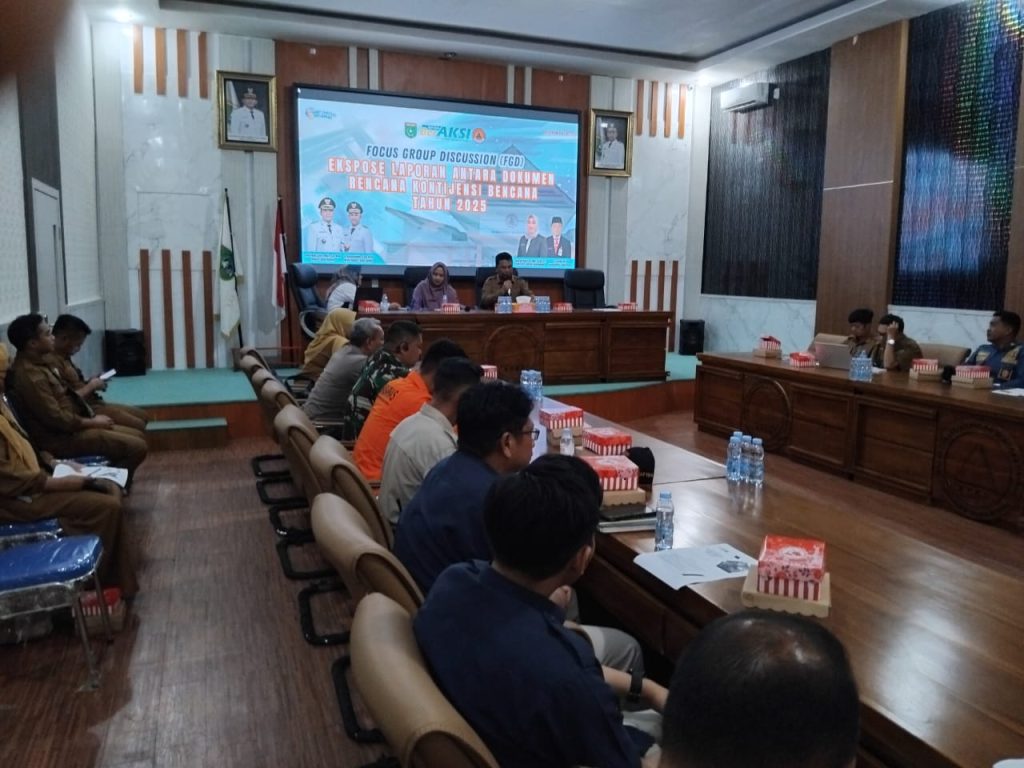 Kepala Pelaksana BPBD Tanah Bumbu, H. Sulhadi, memimpin FGD Rencana Kontinjensi Bencana 2025 bersama perwakilan instansi di Pusdalops BPBD, Batulicin.