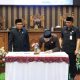Wakil Ketua DPRD Tanah Bumbu, H. Sya’bani Rasul, menandatangani dokumen pengesahan Raperda Kerjasama Daerah Tahun 2025, disaksikan oleh Wakil Ketua I DPRD dan Plt. Asisten Pemerintahan dan Kesra Setda Tanah Bumbu.