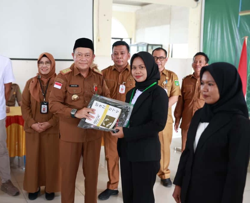 Bupati Tanah Bumbu melalui Asisten Ekonomi dan Pembangunan Eryanto Rais membuka pelatihan careworker kerja sama BP3MI dan Disnakertrans Tanbu. (Foto: Dok. Diskominfo Tanah Bumbu)
