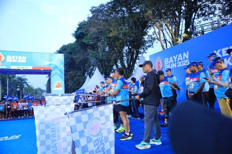 Kasdam VI/Mulawarman Brigjen TNI Ari Aryanto melepas ribuan peserta Bayan Run 2025 di Lapangan Merdeka Balikpapan.