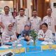 Sekda Tanah Bumbu Yulian Herawati berfoto bersama jajaran usai menerima penghargaan Kematangan UKPBJ Level 3 dari LKPP di Banjarbaru.