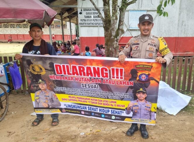 Ket Foto : Personil Polsek Kapuas Hulu, saat melaksanakan sosialisasi bahaya Karhutla kepada warga Desa Sei Hanyo, Rabu (22/10/2025). (Foto: IST)
