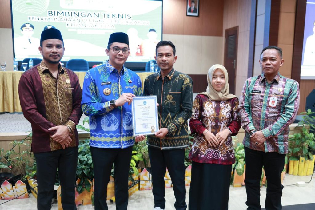 Bupati Tanah Bumbu menutup kegiatan Bimtek Keuangan Desa di Banjarmasin