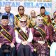 Bupati Tanah Bumbu, Andi Rudi Latif dan istri, Andi Irmayani Rudi Latif, bersama Gubernur Kalimantan Selatan H. Muhidin dan istri usai pengukuhan sebagai Ayah dan Bunda Forum Anak Daerah dalam acara peringatan Hari Anak Nasional 2025 di Loksado, Hulu Sungai Selatan. (Foto dok. MC Tanbu).