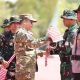 Bupati Tanah Bumbu Andi Rudi Latif menyerahkan cangkul kepada prajurit TNI sebagai tanda dimulainya kegiatan TMMD ke-126 Tahun 2025 di Desa Rejosari, Kecamatan Mantewe, Rabu (8/10/2025).