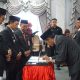 Salah seorang pejabat yang dilantik menandatangani berita acara pelantikan disaksikan Bupati Balangan Abdul Hadi di Aula Benteng Tundakan, Paringin Selatan, Selasa (14/10/2025).