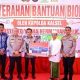 Kapolda Kalsel Irjen Pol Rosyanto Yuda Hermawan menyerahkan secara simbolis 20 kolam bioflok dan 5.000 bibit ikan kepada Tuan Guru H Ahmad Zaini Zein, disaksikan Bupati Banjar.