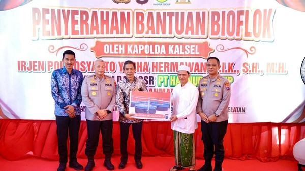 Kapolda Kalsel Irjen Pol Rosyanto Yuda Hermawan menyerahkan secara simbolis 20 kolam bioflok dan 5.000 bibit ikan kepada Tuan Guru H Ahmad Zaini Zein, disaksikan Bupati Banjar.
