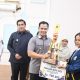 Bupati Pulang Pisau Ahmad Rifa’i bersama Wabup Ahmad Jayadikarta menyerahkan penghargaan kepada pemenang Lomba Duta Baca 2025 di Aula Disbudporapar.