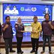 Bupati Kapuas H. Muhammad Wiyatno, S.P. menerima penghargaan Tokoh Peduli Pers Tahun 2025 dari Ketua PWI Kapuas, Sri Hayati, dalam kegiatan Penyerahan Hadiah Lomba Karya Jurnalistik Pelajar di Rumah Jabatan Bupati Kapuas, Kamis (9/10/2025).