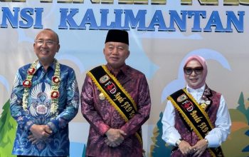 Gubernur Kalimantan Selatan H. Muhidin berpose bersama Deputi Bidang Pemenuhan Hak Anak KemenPPPA, Pribudiarta Nur Sitepu, usai menghadiri peringatan Hari Anak Nasional (HAN) 2025 di Hulu Sungai Selatan, Kalimantan Selatan. (Foto: Dok. Pemprov Kalsel)