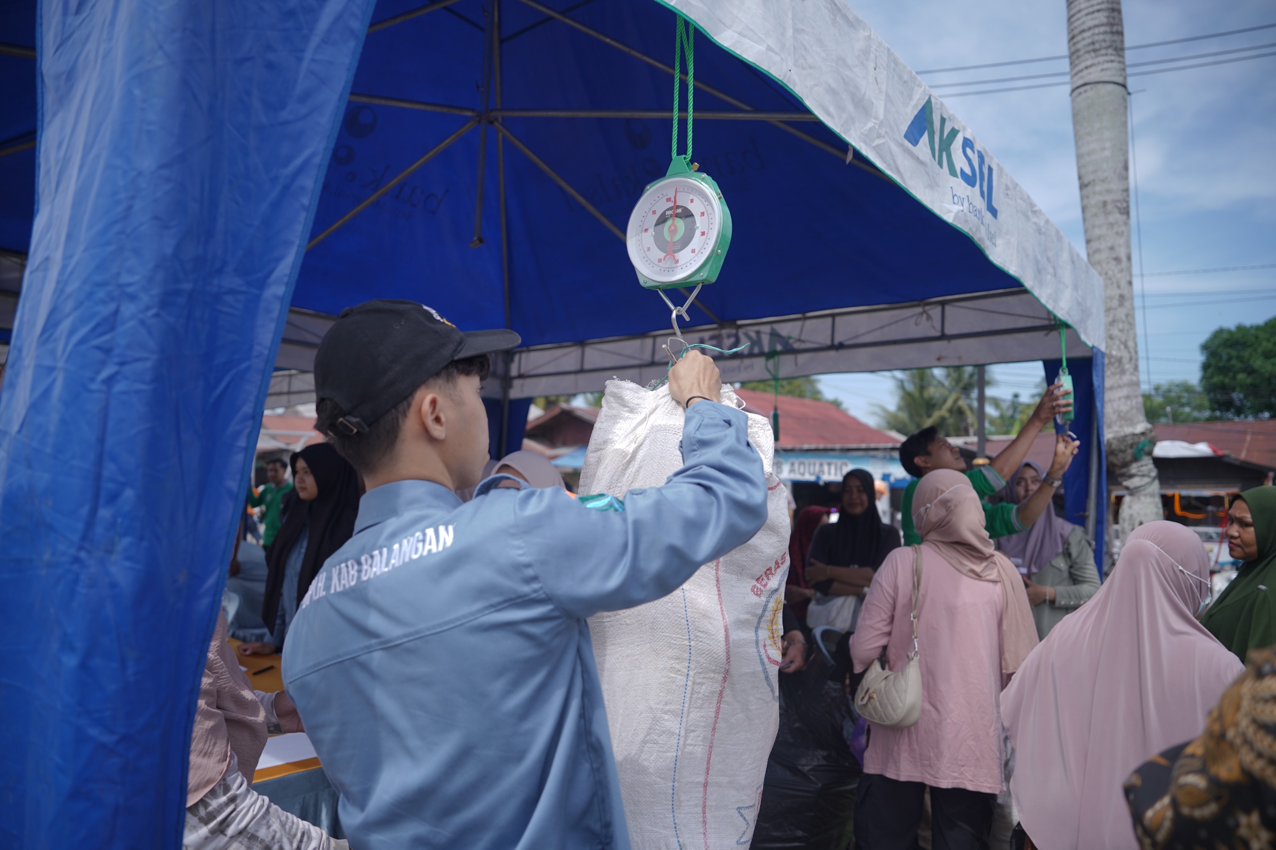 Petugas menimbang sampah yang dikumpulkan warga untuk ditukar dengan paket sembako dalam kegiatan World Clean Up Day di Lapangan Martasura, Paringin, Balangan, Selasa (14/10/2025).