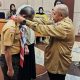 Kepala Bidang Penanganan Bencana Dinas Sosial Provinsi Kalimantan Selatan, Achmadi, mengalungkan tanda peserta kepada perwakilan Tagana yang dikukuhkan dalam kegiatan pelatihan Collapse Structure Search and Rescue (CSSR) di Banjarmasin.