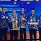 Kepala Desa Penyambaran, Ahdani, bersama Plt. Kepala DPMD Banjar Hafizh Anshari dan jajaran saat menerima penghargaan Juara Harapan II Lomba Desa Tingkat Provinsi Kalimantan Selatan Tahun 2025.